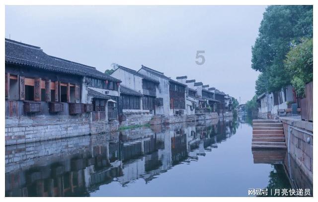 1岁宝宝在家里抓周,双手捧着它不放,奶奶看到后直接上手去抢